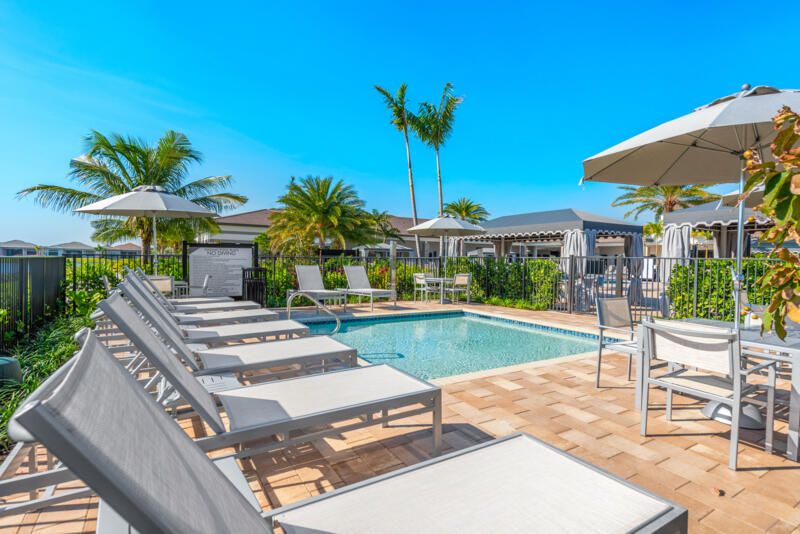 Под контрактом: $1,749,900 (4 спален, 3 ванн, 2448 Квадратных фут)