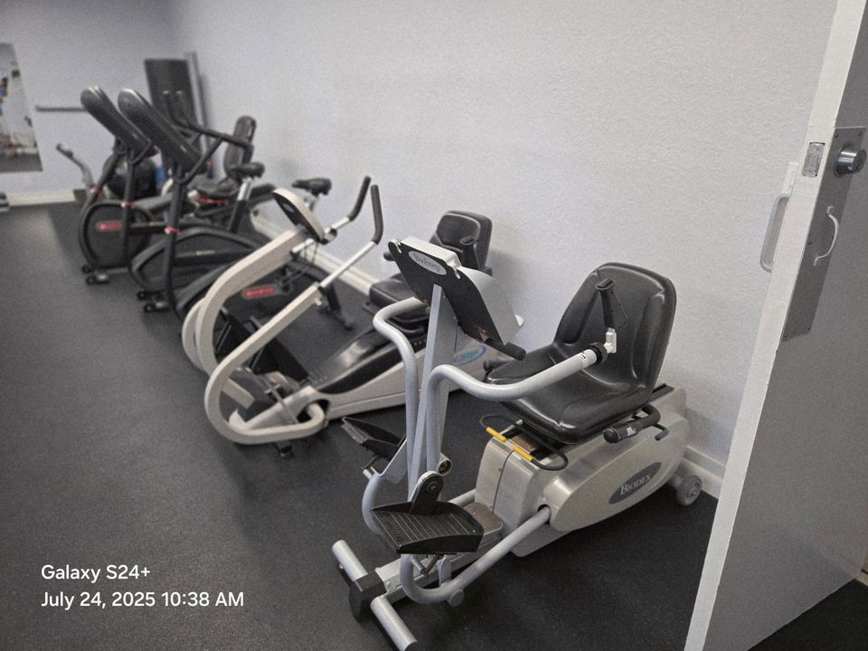 For Sale: $102,500 (1 beds, 2 baths, 925 Square Feet)