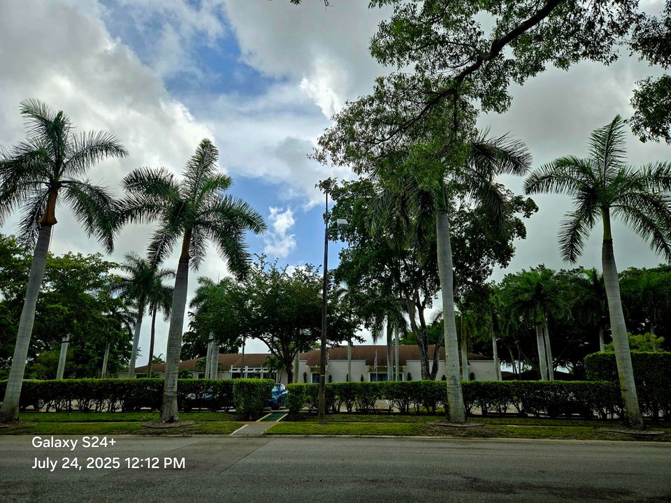 For Sale: $102,500 (1 beds, 2 baths, 925 Square Feet)