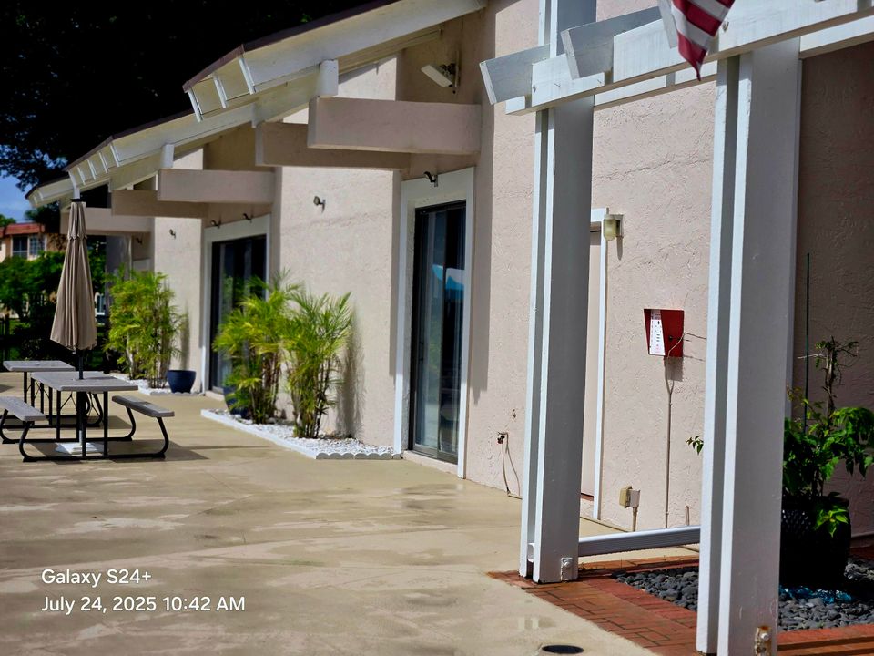 For Sale: $102,500 (1 beds, 2 baths, 925 Square Feet)