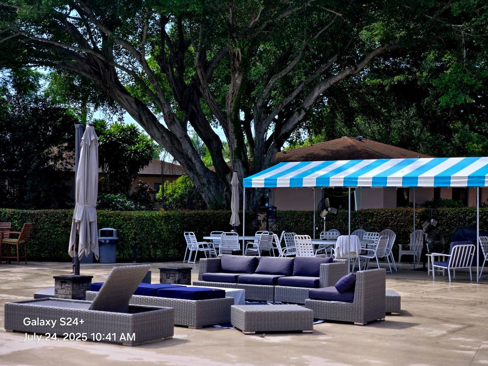 For Sale: $102,500 (1 beds, 2 baths, 925 Square Feet)