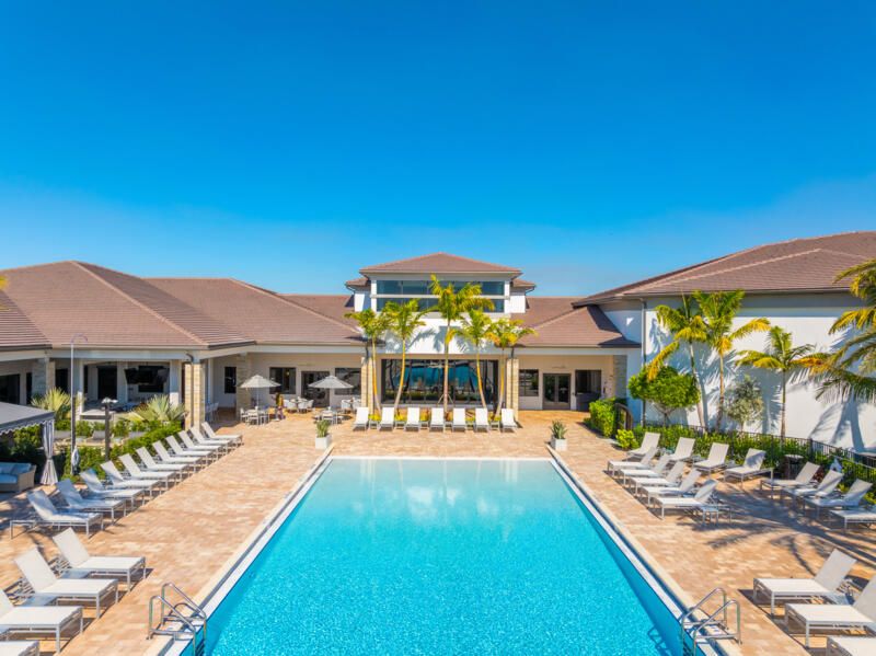 Под контрактом: $2,194,900 (4 спален, 3 ванн, 2949 Квадратных фут)