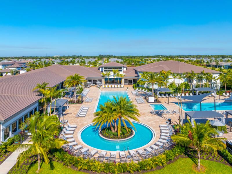 Под контрактом: $2,194,900 (4 спален, 3 ванн, 2949 Квадратных фут)