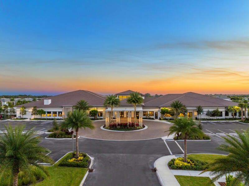 Под контрактом: $2,194,900 (4 спален, 3 ванн, 2949 Квадратных фут)