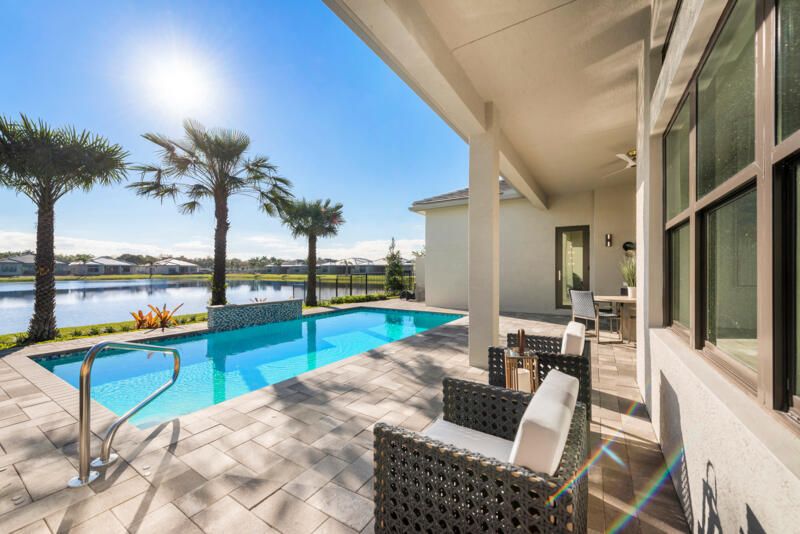 Под контрактом: $2,194,900 (4 спален, 3 ванн, 2949 Квадратных фут)