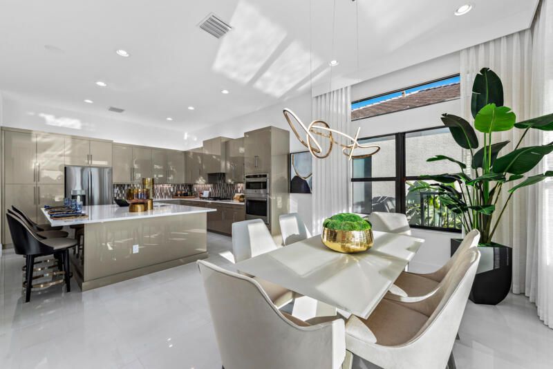 Под контрактом: $2,194,900 (4 спален, 3 ванн, 2949 Квадратных фут)