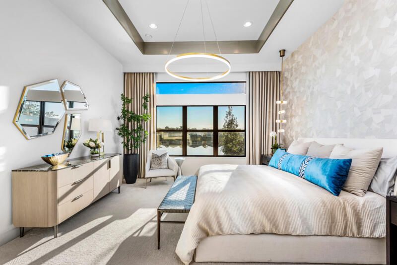 Под контрактом: $2,194,900 (4 спален, 3 ванн, 2949 Квадратных фут)