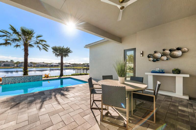 Под контрактом: $2,194,900 (4 спален, 3 ванн, 2949 Квадратных фут)