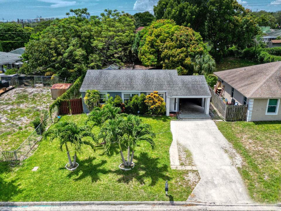 Active With Contract: $310,000 (3 beds, 1 baths, 1060 Square Feet)