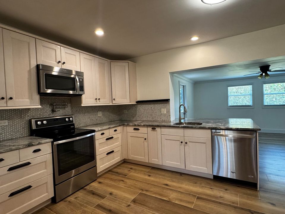 合同活跃: $3,450 (3 贝兹, 2 浴室, 1520 平方英尺)