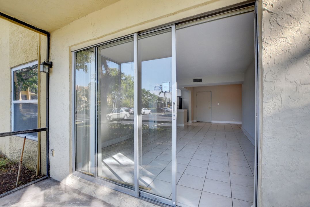 合同活跃: $1,800 (2 贝兹, 2 浴室, 936 平方英尺)