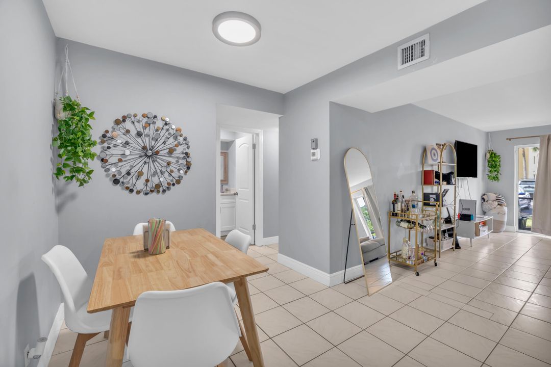 合同活跃: $1,800 (2 贝兹, 2 浴室, 936 平方英尺)