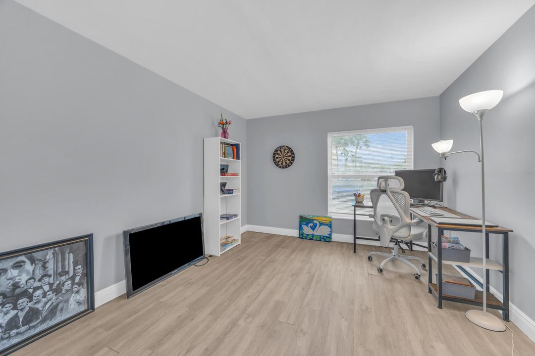 合同活跃: $1,800 (2 贝兹, 2 浴室, 936 平方英尺)