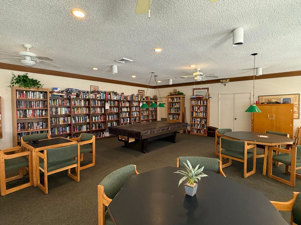 For Sale: $220,000 (2 beds, 2 baths, 1004 Square Feet)