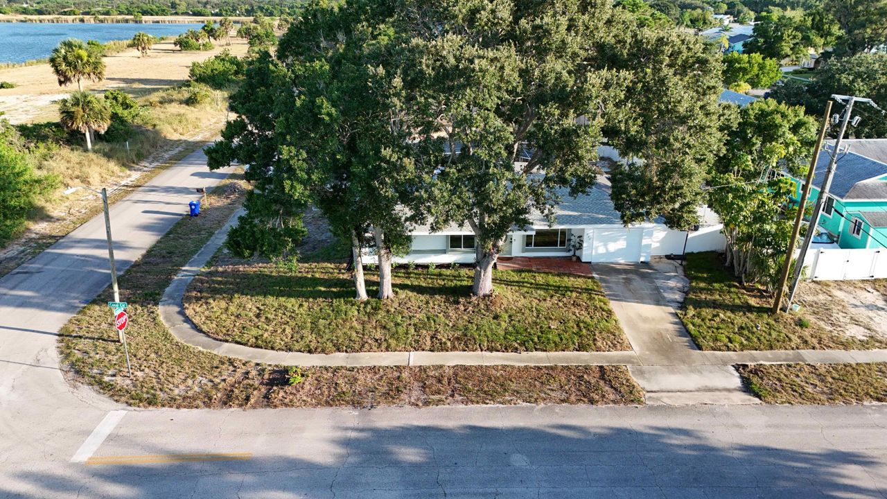 For Rent: $2,900 (3 beds, 2 baths, 1950 Square Feet)