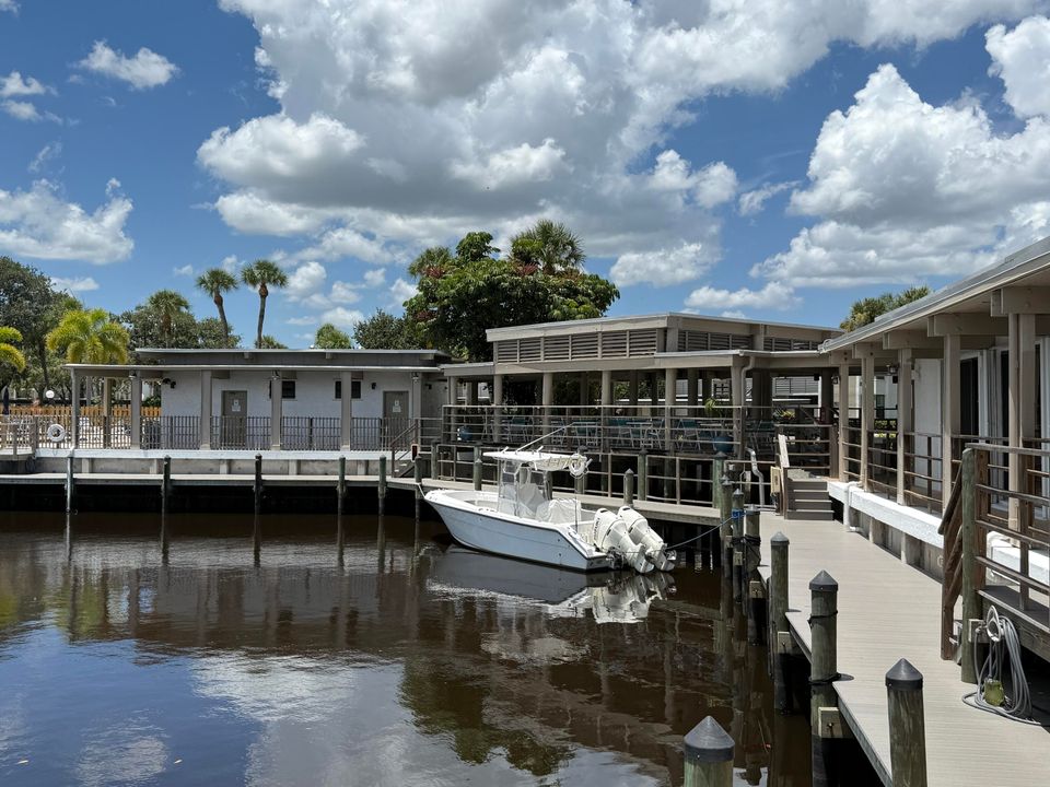 For Sale: $220,000 (2 beds, 2 baths, 1004 Square Feet)