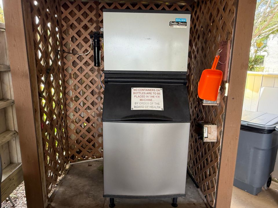 For Sale: $220,000 (2 beds, 2 baths, 1004 Square Feet)