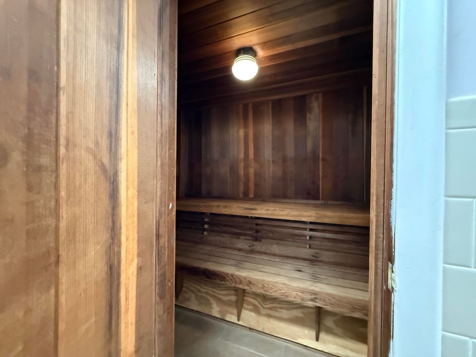 For Sale: $220,000 (2 beds, 2 baths, 1004 Square Feet)