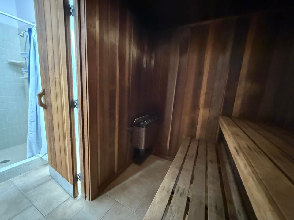 For Sale: $220,000 (2 beds, 2 baths, 1004 Square Feet)