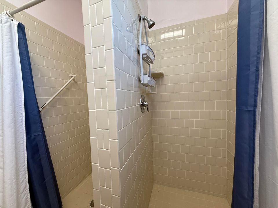 For Sale: $220,000 (2 beds, 2 baths, 1004 Square Feet)