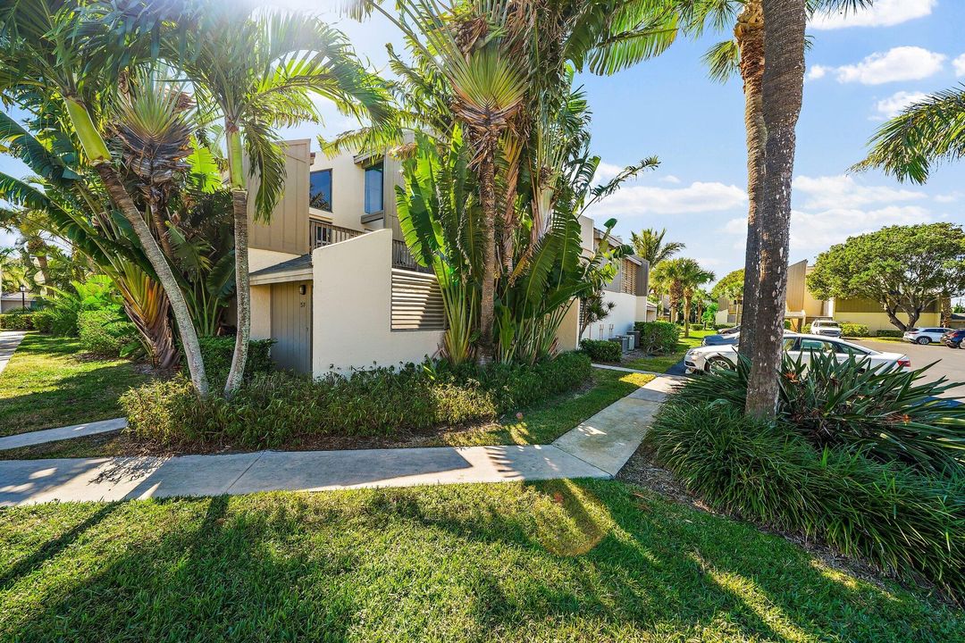 Под контрактом: $3,000 (1 спален, 1 ванн, 740 Квадратных фут)