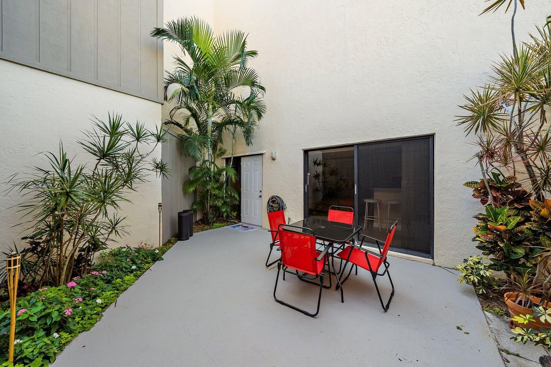 Под контрактом: $3,000 (1 спален, 1 ванн, 740 Квадратных фут)