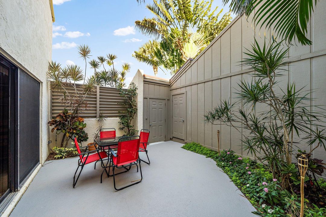 Под контрактом: $3,000 (1 спален, 1 ванн, 740 Квадратных фут)