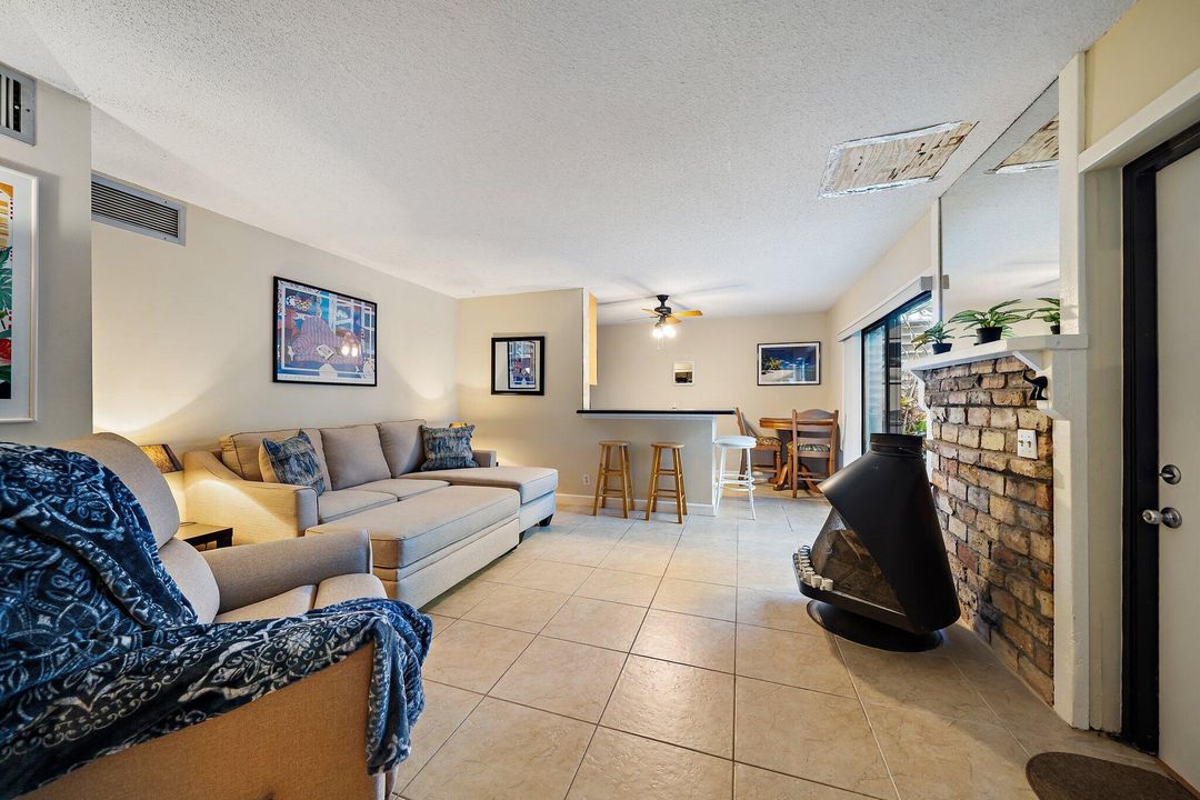 Под контрактом: $3,000 (1 спален, 1 ванн, 740 Квадратных фут)