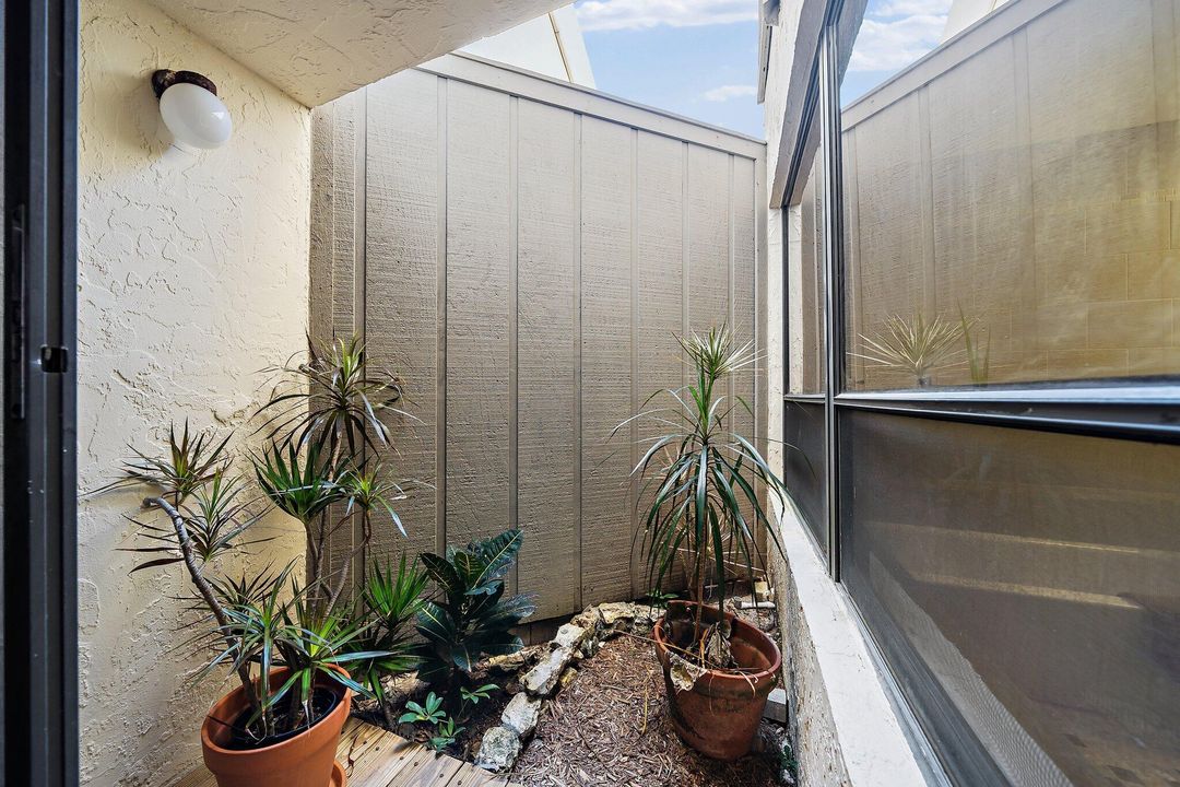 Под контрактом: $3,000 (1 спален, 1 ванн, 740 Квадратных фут)