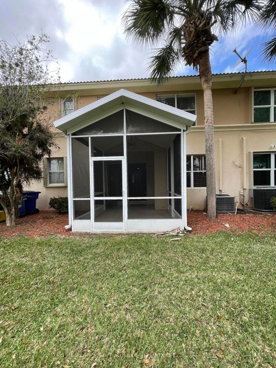 合同活跃: $364,900 (2 贝兹, 2 浴室, 1448 平方英尺)