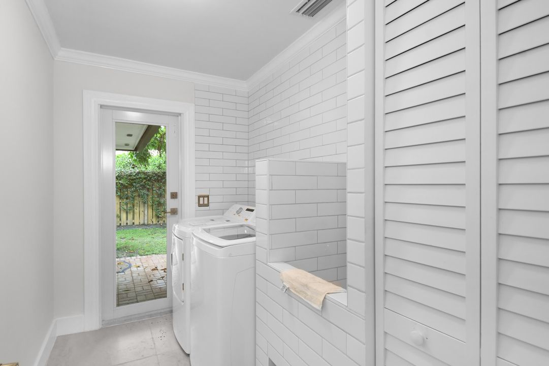 En Venta: $1,275,000 (3 camas, 2 baños, 2431 Pies cuadrados)