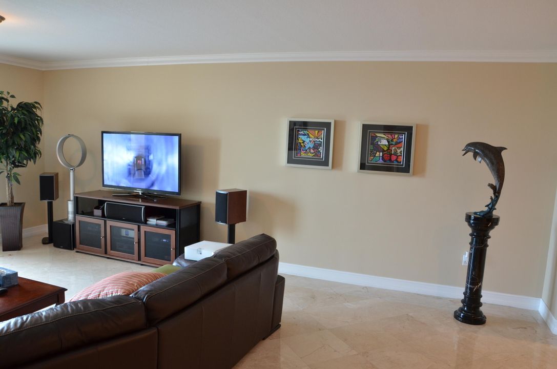 Active With Contract: $3,200 (2 beds, 2 baths, 1558 Square Feet)