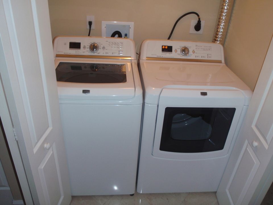 Active With Contract: $3,200 (2 beds, 2 baths, 1558 Square Feet)