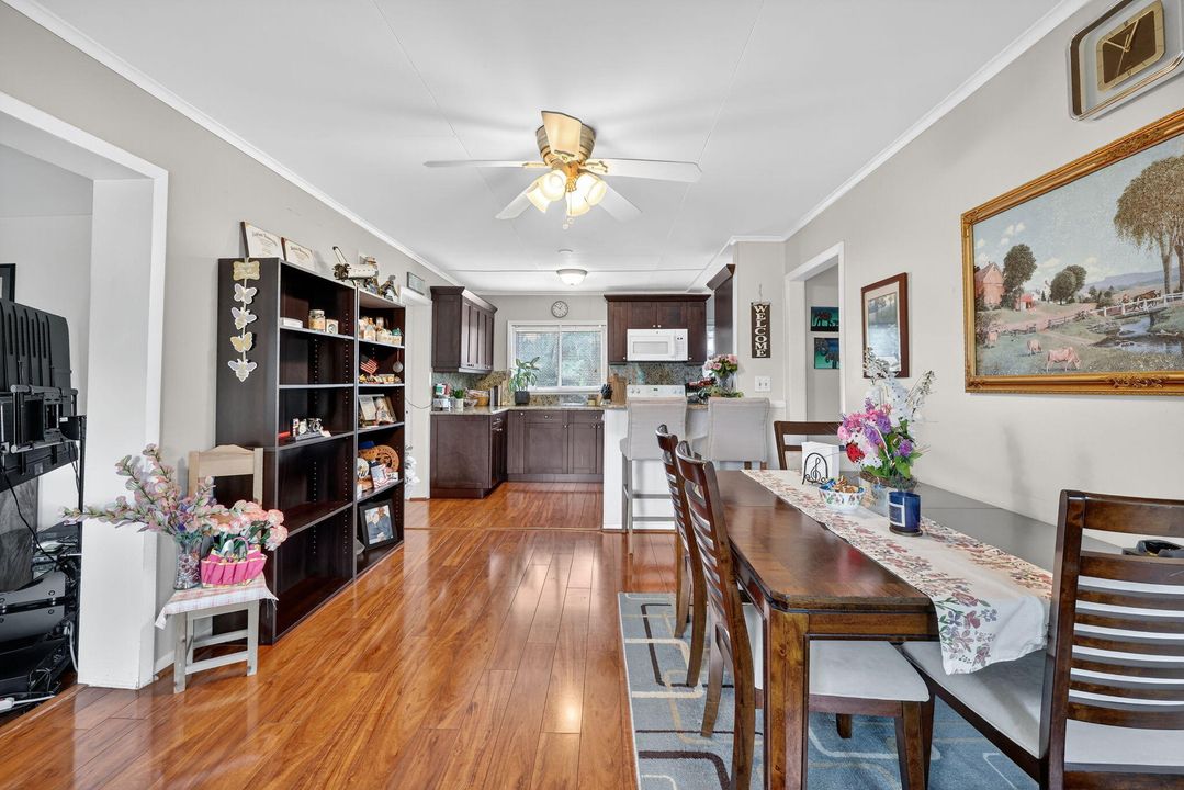 Под контрактом: $525,000 (4 спален, 3 ванн, 1850 Квадратных фут)