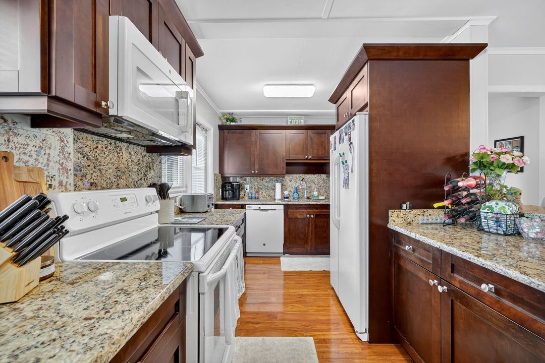 Под контрактом: $525,000 (4 спален, 3 ванн, 1850 Квадратных фут)