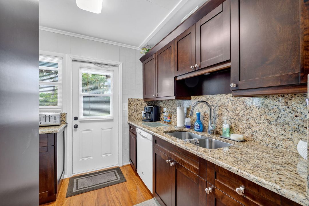 Под контрактом: $525,000 (4 спален, 3 ванн, 1850 Квадратных фут)