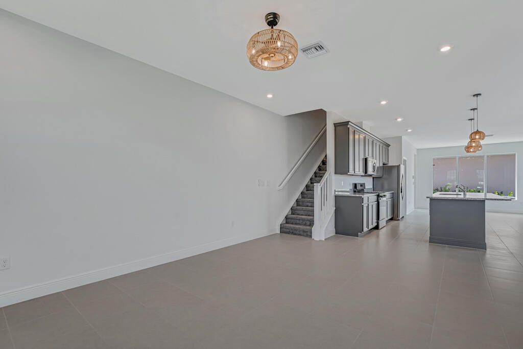 出租: $3,900 (3 贝兹, 3 浴室, 1834 平方英尺)