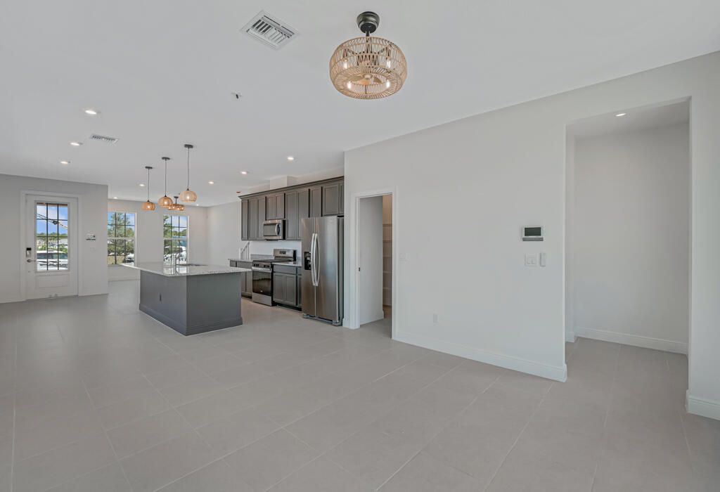 出租: $3,900 (3 贝兹, 3 浴室, 1834 平方英尺)