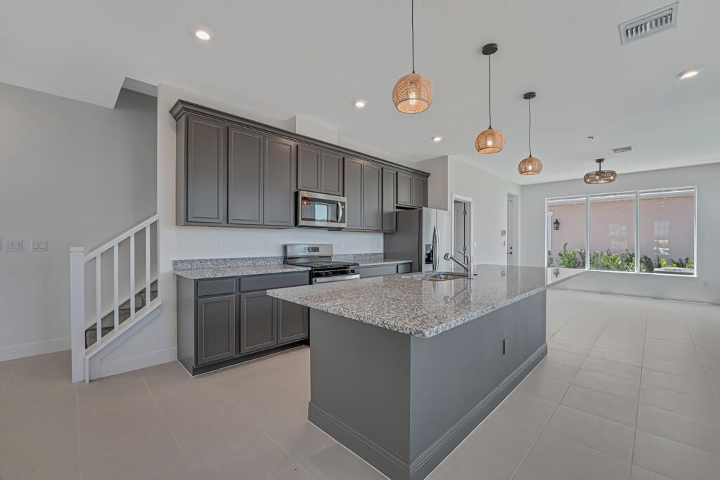 出租: $3,900 (3 贝兹, 3 浴室, 1834 平方英尺)