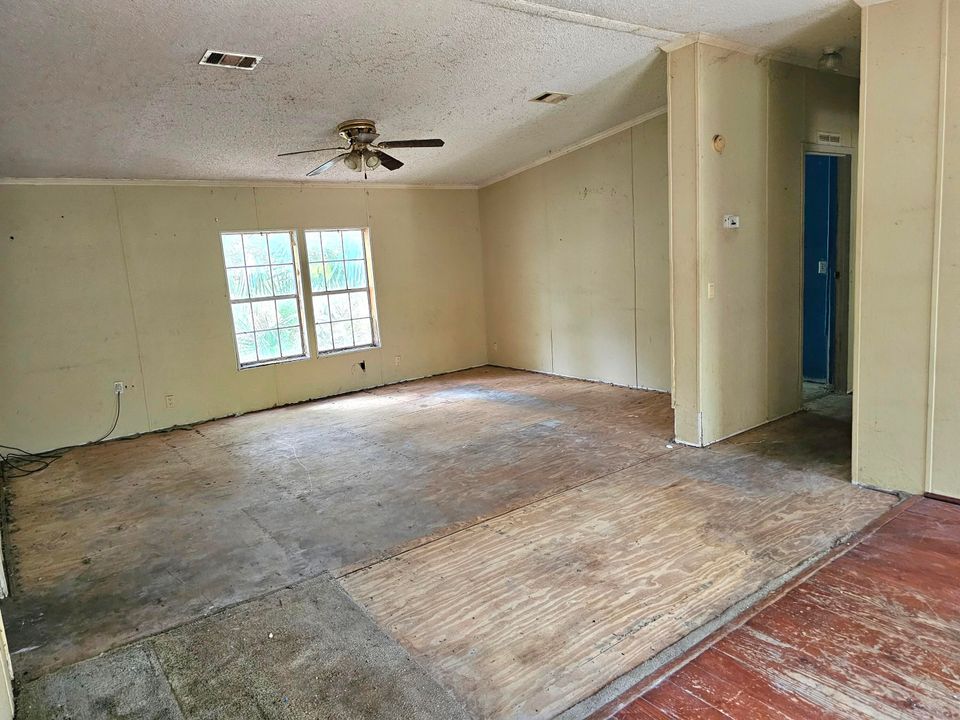 For Sale: $109,900 (3 beds, 2 baths, 1296 Square Feet)