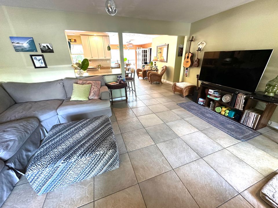 合同活跃: $1,400,000 (3 贝兹, 2 浴室, 1664 平方英尺)