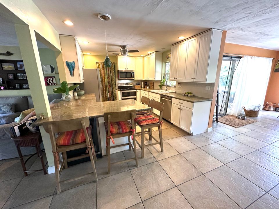 合同活跃: $1,400,000 (3 贝兹, 2 浴室, 1664 平方英尺)