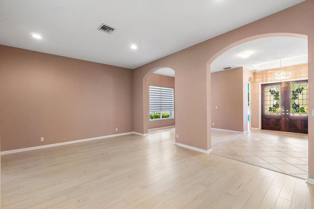 Activo con contrato: $695,000 (5 camas, 3 baños, 2807 Pies cuadrados)