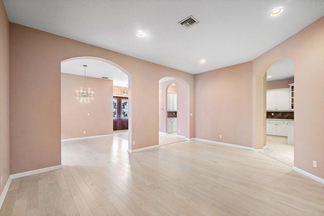 Activo con contrato: $695,000 (5 camas, 3 baños, 2807 Pies cuadrados)