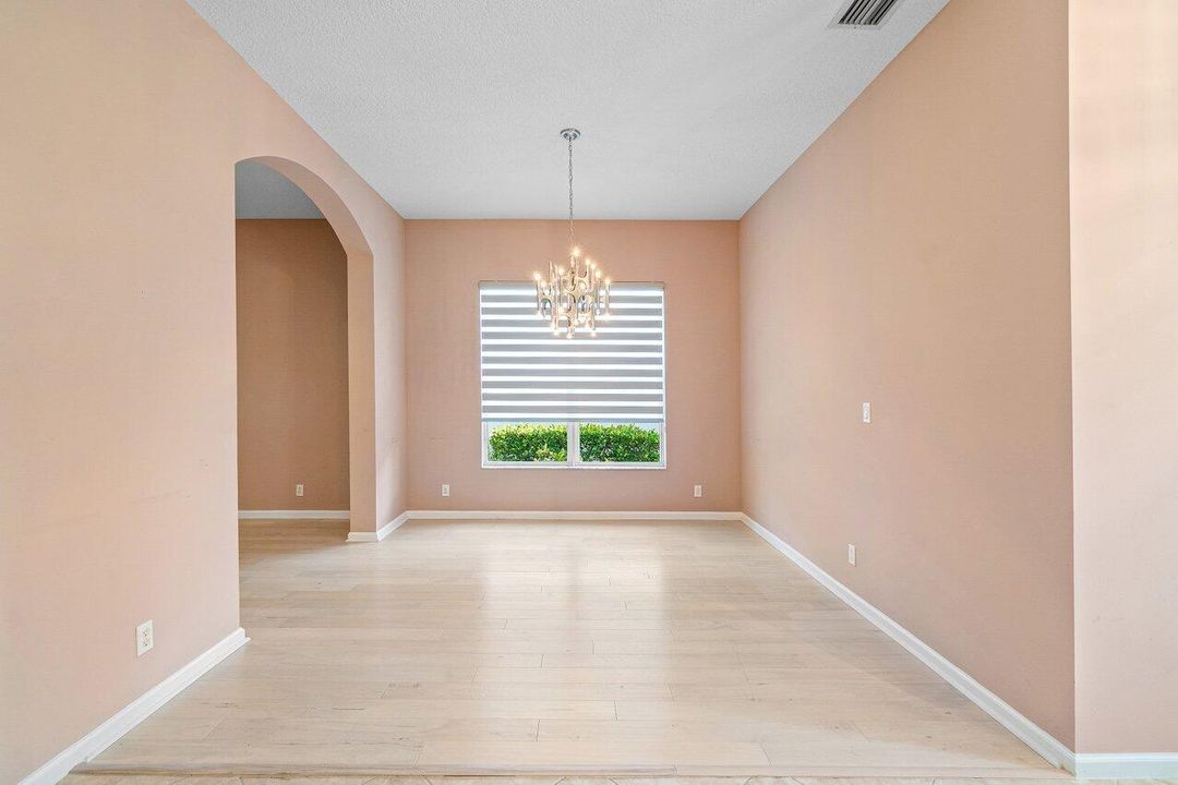 Activo con contrato: $695,000 (5 camas, 3 baños, 2807 Pies cuadrados)