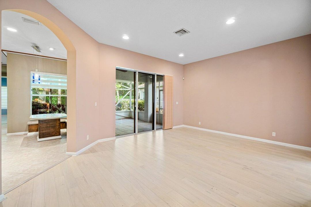 Activo con contrato: $695,000 (5 camas, 3 baños, 2807 Pies cuadrados)