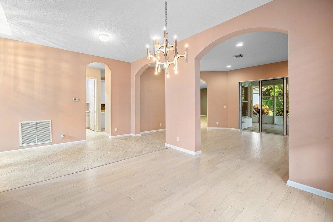 Activo con contrato: $695,000 (5 camas, 3 baños, 2807 Pies cuadrados)