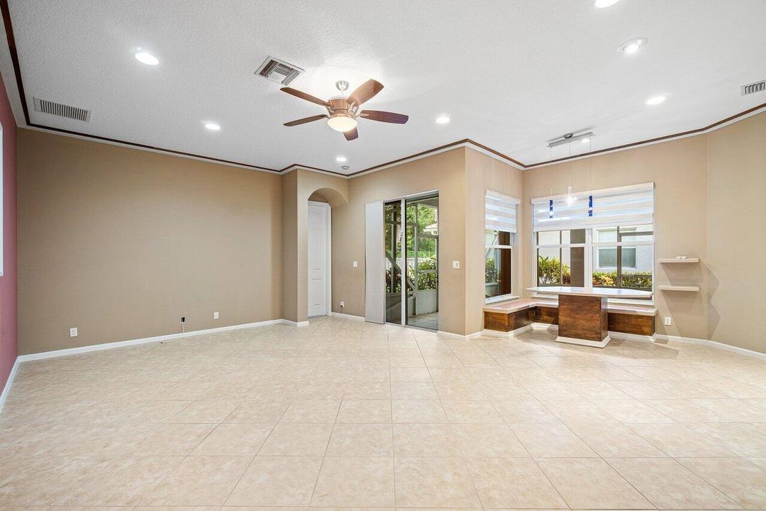 Activo con contrato: $695,000 (5 camas, 3 baños, 2807 Pies cuadrados)