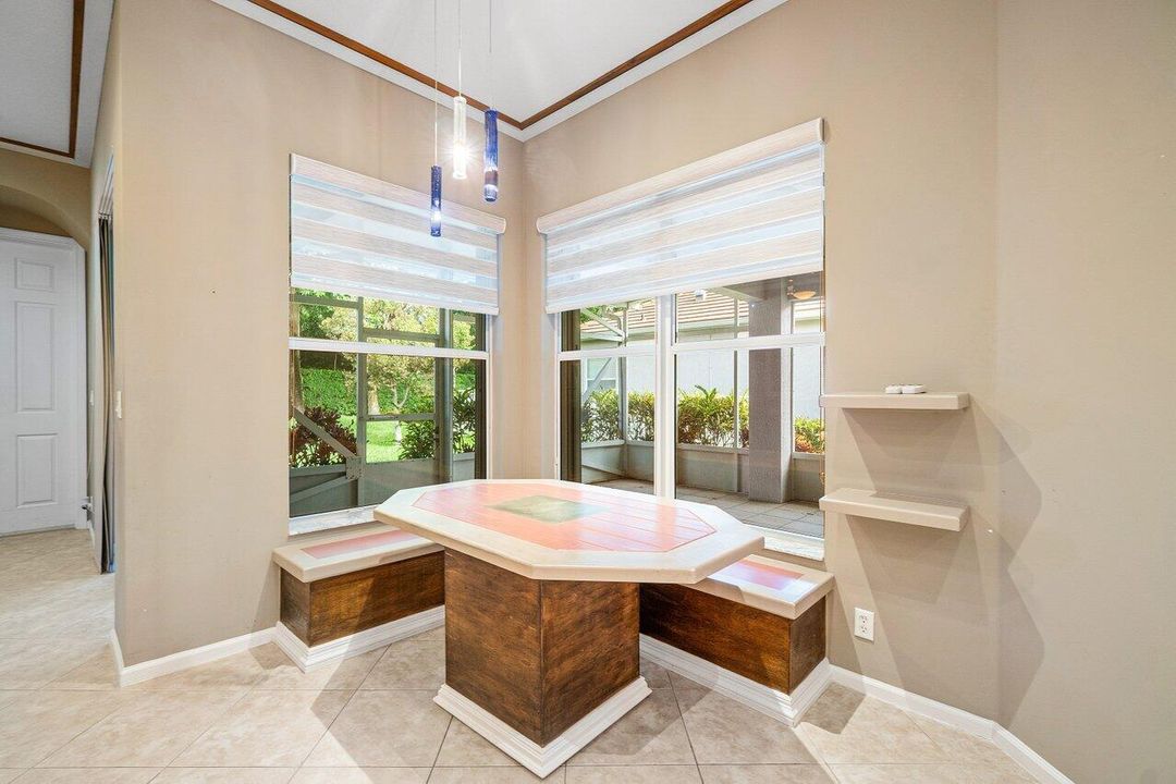 Activo con contrato: $695,000 (5 camas, 3 baños, 2807 Pies cuadrados)