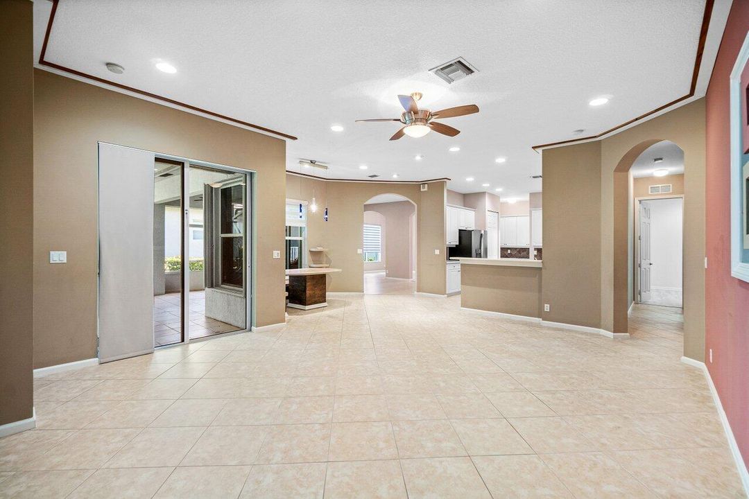 Activo con contrato: $695,000 (5 camas, 3 baños, 2807 Pies cuadrados)